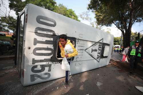 La volcadura de un microbús de la ruta 1, tras ser impactado por un auto compacto, dejó 13 pasajeros heridos y provocó caos vehicular durante varias horas. Los hechos ocurrieron en la lateral de Río Churubusco, a la altura de la colonia El Sifón, en la alcaldía Iztapalapa.