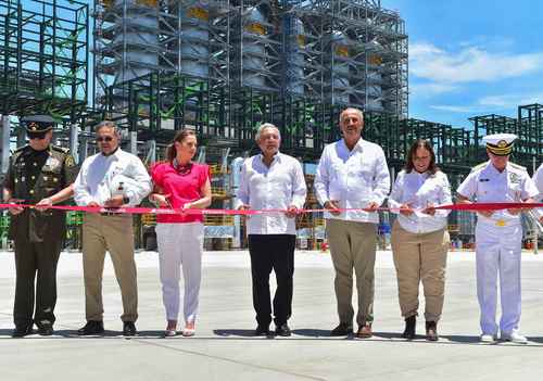 El presidente Andrés Manuel López Obrador inauguró ayer, acompañado de su gabinete y un centenar de invitados, la refinería de Dos Bocas, con la que, aseguró, se consolidará la nueva política energética.