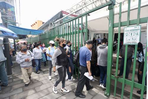  Decenas acudieron ayer a realizarse una prueba de covid en la clínica 15 del IMSS, en Ermita Iztapalapa. Foto Luis Castillo