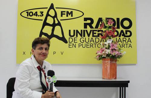 La también directora de Radio UdeG, en Puerto Vallarta, salía de una transmisión cuando sujetos armados la atacaron, causándole lesiones graves en cuello y tórax.