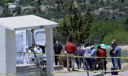 Elementos de la fiscalía de Nuevo León exhumaron ayer los restos de Debanhi Escobar del cementerio Laguna de Labradores, municipio de Galeana.