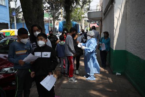 El Centro de Salud de la colonia Anáhuac está muy concurrido desde temprano, pero sólo se dan 60 fichas para la prueba de covid.