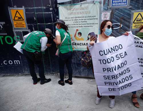 Personal de la alcaldía Cuauhtémoc puso sellos ayer, pero los manifestantes exigen se revise.