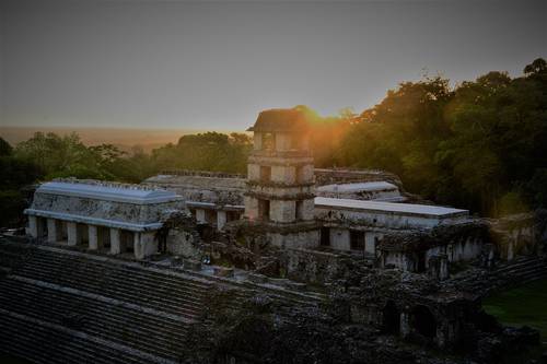 En cuatro años de trabajo de campo, los restauradores registraron importantes hallazgos. En la imagen, el Palacio de Palenque visto desde el Templo de las Inscripciones.