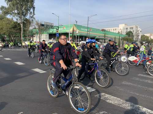 Elementos de la Secretaría de Seguridad Ciudadana ruedan junto a la población en general para promover la movilidad segura en la Ciudad de México.