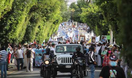 Ramón Castro, obispo de la diócesis de Cuernavaca (a la izquerda), encabezó la marcha que salió de la iglesia de Tlaltenango rumbo al zócalo de Cuernavaca para exigir a los tres niveles de Gobierno frenar la inseguridad en Morelos.