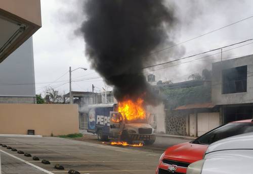 Un camión repartidor de refrescos fue incendiado ayer por presuntos integrantes del crimen organizado en el municipio de San Juan Nuevo Parangaricutiro.