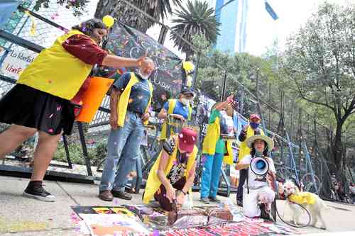 JULIAN ASSANGE CUMPLIÓ 51 AÑOS. Integrantes del Colectivo #24F Coalición Vida y Libertad a Julian Assange protestaron frente a la embajada estadunidense en México, en ocasión del 51 cumpleaños del periodista preso en el Reino Unido, para exigir que cese la persecución judicial en su contra. Las manifestaciones se realizaron en 27 urbes de 12 países.