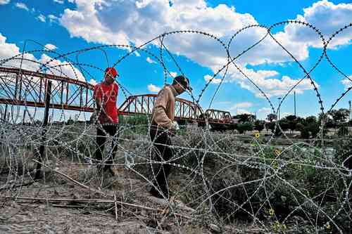 Además de centrarse en el servicio de tránsito, la delincuencia organizada explota a niños migrantes como sicarios, vigilantes y en la producción, transporte y venta de drogas como trabajo obligado. En la imagen, un par de personas que cruzaron el río Bravo se internan a Eagle Pass, Texas.