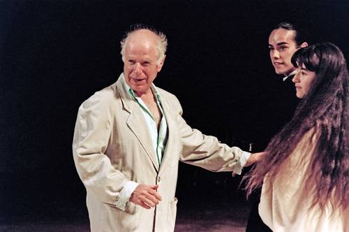 En imagen del 11 de julio de 1991, el director de teatro Peter Brook da instrucciones a sus actores Romane Bohringer y Ken Higelin durante un ensayo de la obra La Tempestad, de William Shakespeare, durante el 44 Festival Internacional de Teatro de Avignon, al sur de Francia.