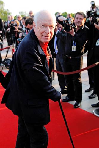 En esta foto del 17 de abril de 2011, el director de teatro británico Peter Brook posa a su llegada a la 25 ceremonia de entrega del premio de teatro Molière en la Casa de las Artes y la Cultura de Créteil, cerca de París. El director de teatro y cine, dramaturgo y actor británico murió a los 97 años.