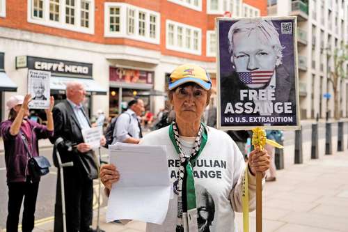 Activistas ingleses protestaron ayer en Londres en contra de la decisión de extraditar al creador de Wikileaks.