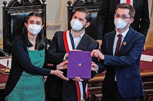 El presidente chileno, Gabriel Boric (centro), flanqueado por María Elisa Quinteros y Gaspar Domínguez, presidenta y vicepresidente de la Convención Constitucional, respectivamente, ayer en la sede del Congreso, en Santiago.