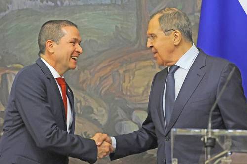 Los ministros de Relaciones Exteriores, de Rusia, Serguei Lavrov (derecha), y Carlos Faría, de Venezuela, ayer, al término de una conferencia de prensa conjunta en Moscú.