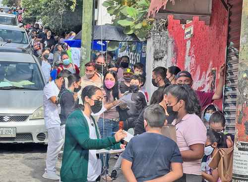 Cientos de padres de familia se formaron fuera de la clínica 20 del Instituto Mexicano del Seguro Social, en Cuernavaca, Morelos, para que a sus hijos les aplicaran la vacuna contra el covid-19, luego de que a finales de junio se acabó el lote de 30 mil dosis de Pfizer.