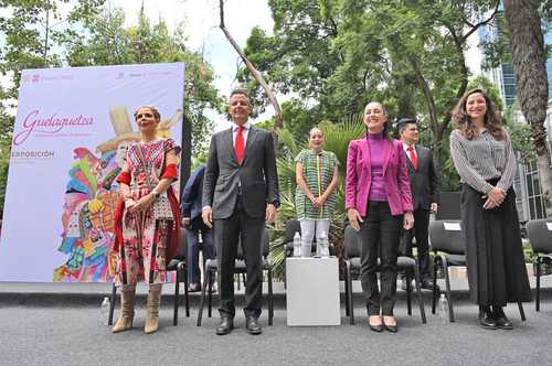 Acompañado de Claudia Sheinbaum, jefa de Gobierno de la Ciudad de México, el gobernador de Oaxaca, Alejandro Murat, puso en marcha los festejos de La Guelaguetza, que culminarán el primero de agosto. El acto se llevó a cabo en el Paseo de la Reforma.