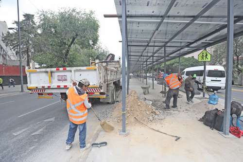 Trabajadores habilitan parabuses que serán utilizados como estaciones por el cierre de la línea 1 del Metro ante el inicio de los trabajos de reconstrucción.