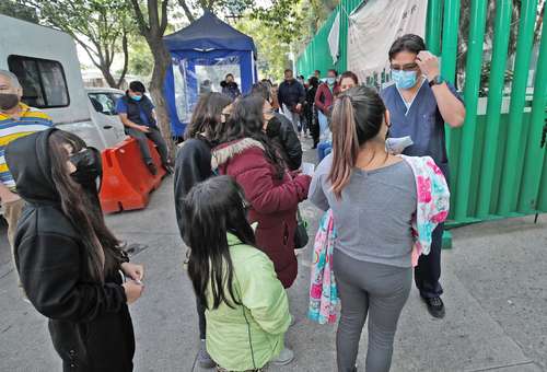 Un médico de la Clínica de Salud T-III Portales entrega los resultados de las pruebas para detectar el virus causante del covid-19 a miembros de una familia. La demanda de reactivos se incrementó ante el alza de contagios.