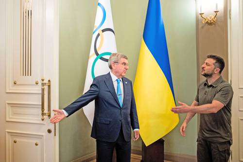 Thomas Bach, presidente del Comité OIímpico Internacional, y el presidente de Ucrania, Volodymir Zelensky.