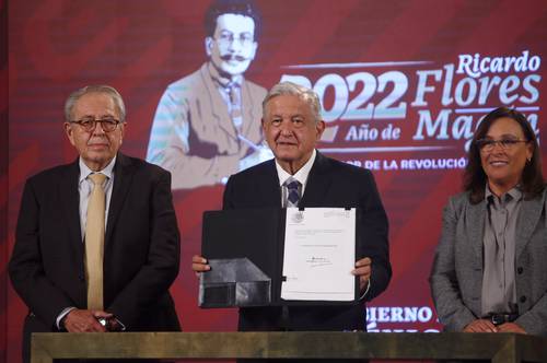 El secretario de Salud, Jorge Alcocer, y la secretaria de Energía, Rocio Nahle, explican los motivos para eliminar el horario de verano en la conferencia de Palacio Nacional.