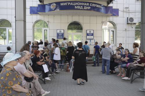 En un área controlada por separatistas prorrusos, residentes de Donietsk esperan para recibir un pasaporte de ciudadanía rusa.