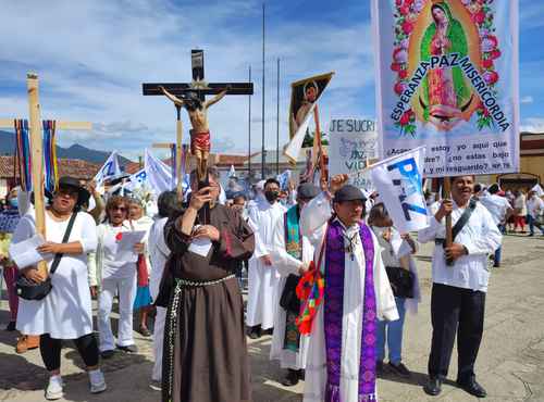 El sacerdote tsotsil Marcelo Pérez Pérez y fray Fernando, representante de la parroquia de Rayón de la arquidiócesis en Tuxtla Gutiérrez, Chiapas, encabezaron ayer la Peregrinación por la Paz y la Justicia en la plaza catedral de San Cristóbal de Las Casas.