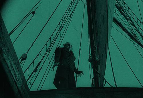 Fotograma de la obra maestra del expresionismo germano, dirigida por FW Murnau, realizador que llevó a cabo el filme a partir de una libre adaptación del clásico literario Drácula, escrito en 1897 por Bram Stoker.