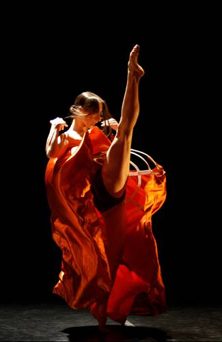 Bailarina de Contempodanza en acción. La agrupación festejará 35 años de existencia con la pieza La flama en el espejo.