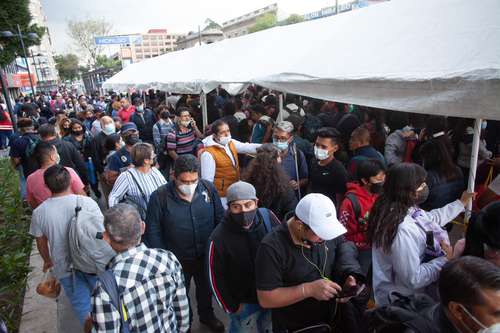 Afuera de la estación Hidalgo, donde pasa el Metrobús que va a Pantitlán, ayer hubo enormes filas tres días antes de cerrar la línea rosa.