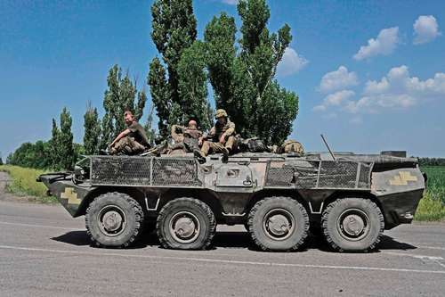 Soldados ucranios patrullan la región este. El gobierno estadunidense anunció un aumento en su ayuda financiera para proveer a las tropas de Kiev de armas con mayor poder de fuego.