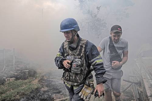 La guerra en Ucrania es el principal factor de desabasto de hidrocarburos en varios países del mundo. En la imagen, un bombero y un civil en las inmediaciones de la recién atacada ciudad de Konstantínovka.