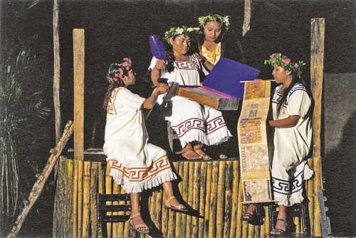  Imagen de la obra de teatro La conjura. Foto de Lourdes Grobet tomadas del libro Laboratorio de Teatro Campesino e Indígena: medio siglo de historia