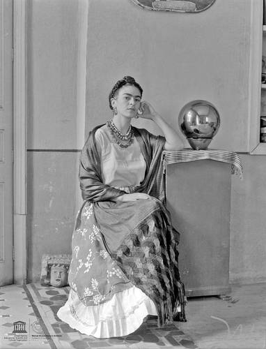 En un recorrido por la exposición El diario de Frida Kahlo: De la urgencia por la belleza, el visitante se encontrará primero con una fotografía de Manuel Álvarez Bravo, tomada en 1930, donde Frida posa junto a un globo de cristal. La muestra se puede visitar en el MAM (Paseo de la Reforma s/n, primera sección del Bosque de Chapultepec) hasta el 16 de octubre.