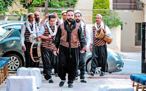 Los bailarines folclóricos sirios Arada de la compañía Bab al-Hara .