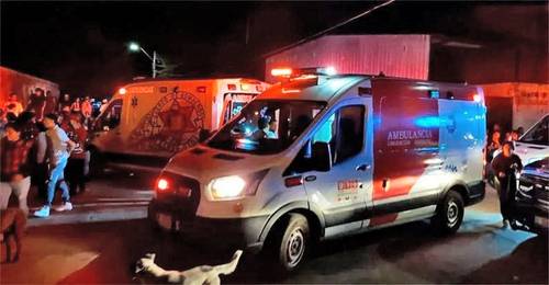 Unidades de protección civil y de bomberos trasladaron de emergencia a ocho personas que resultaron heridas tras un ataque armado en una fiesta familiar en la colonia Santa María de Cementos, en León, Guanajuato; en el atentado fallecieron seis individuos.