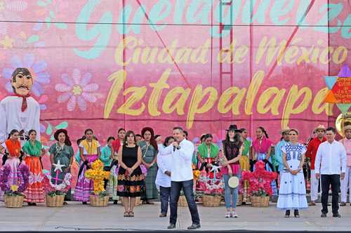 El gobernador de Oaxaca, Alejandro Murat, inauguró la fiesta de La Guelaguetza en el Cerro de la Estrella, alcaldía Iztapalapa.