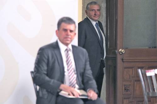 TRAS BAMBALINAS . El procurador del Consumidor, Ricardo Sheffield, y Adán Augusto López, secretario de Gobernación, en la conferencia mañanera de ayer.