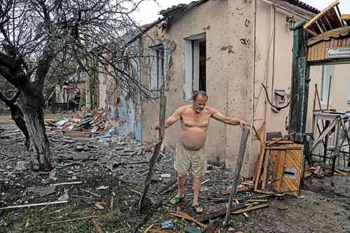 Un residente limpia los escombros de su casa que fue destruida por un misil ruso en un barrio residencial, ayer en el centro de Járkov, Ucrania. Un alto funcionario de la región dijo que las fuerzas rusas lanzaron tres ataques con misiles en esa ciudad.
