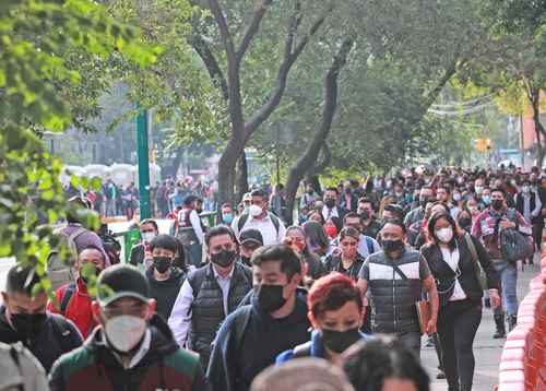  En el primer día del cierre parcial de la línea 1 del Metro, este medio de transporte y el provisional alterno se vieron altamente demandados por los usuarios. Foto Alfredo Domínguez