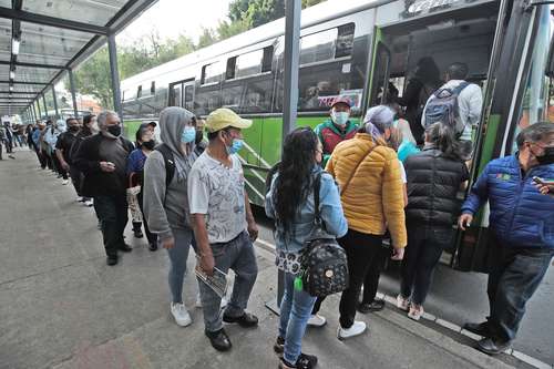 Fila para abordar un autobús de la RTP a Pantitlán, por el cierre de la línea 1 del Metro.