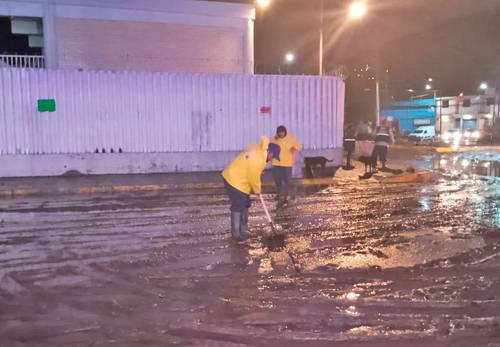 Vecinos de la colonia San Mateo Xalpa, en la alcaldía Xochimilco, sufrieron los estragos de la fuerte lluvia que provocó inundaciones y afectó casas y autos.