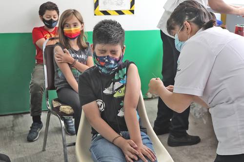 Menores de nueve años y rezagados de 10 y 11 acudieron al Centro de Salud T-III Portales, en la colonia San Simón, alcaldía Benito Juárez, por la vacuna anticovid.