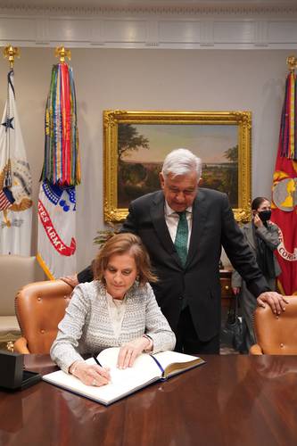 “JOE BIDEN, NUESTRO AMIGO”. A su llegada ayer a la Casa Blanca y momentos antes de la reunión con el mandatario estadunidense, Beatriz Gutiérrez Müller, flanqueada por Andrés Manuel López Obrador, escribió un mensaje en el libro de visitantes distinguidos del Salón Oval, en el que manifestó el “compromiso de seguir trabajando juntos en beneficio de nuestros pueblos y naciones. Un saludo afectuoso al pueblo de esta gran nación y a usted, presidente Biden”.