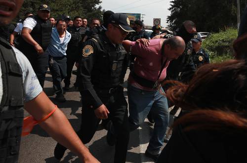  Luego de la refriega armada, los detenidos fueron trasladados a la Fiscalía General de Justicia capitalina, en la avenida Jardín. Foto Alfredo Domínguez