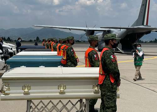 REPATRIACIÓN DE CUERPOS DE MIGRANTES. El gobierno mexicano comenzó ayer la repatriación de los cuerpos de 25 de los 26 migrantes mexicanos fallecidos a finales de junio en la caja de un tráiler de carga abandonado en la zona metropolitana de San Antonio, Texas.