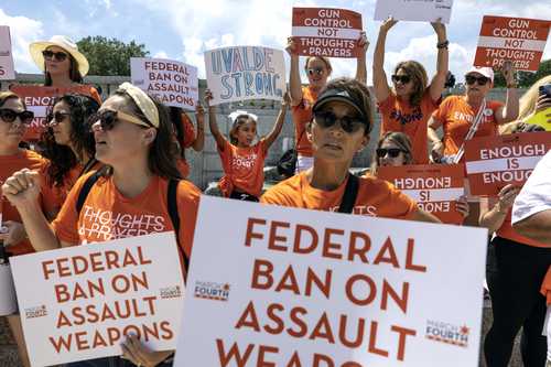 Sobrevivientes y familiares de víctimas mortales de los recientes tiroteos en Estados Unidos se manifestaron ayer frente al Capitolio para pedir la prohibición de las armas de asalto usadas en esos asesinatos. Tras el tiroteo de Uvalde, Texas, el presidente Joe Biden instó a los legisladores a que se vuelvan a prohibir los rifles de asalto, o al menos que eleven la edad mínima para comprarlos, de 18 a 21 años. La propuesta fue rechazada por los representantes republicanos.