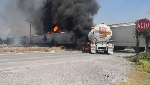 Una pipa explotó tras ser embestida por un tren al que intentó ganarle el paso en el crucero del ejido El Olmo, municipio de Ciudad Victoria, Tamaulipas; el conductor resultó con quemaduras en 50 por ciento del cuerpo y se reportó que su estado de salud era muy grave. En tanto, elementos de la 48 Zona Militar aplicaron el plan DN-III de ayuda a la población.