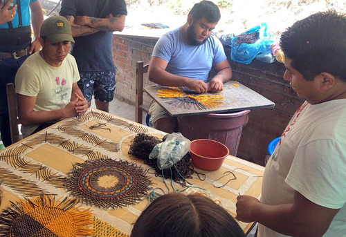 Papel amate. Jóvenes artesanos compartiendo su experiencia en la elaboración de papel amate elaborado con cortezas de árboles en la comunidad de San Pablito, Pahuatlán, en la Sierra Norte de Puebla.  Adolfo Rebolledo Morales