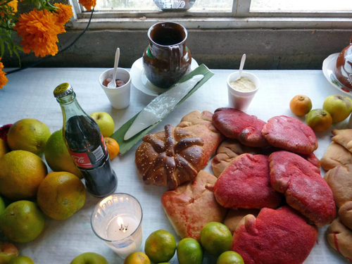 Ofrenda tradicional del día de muertos donde el copal es un elemento central.  Luis Sánchez Méndez