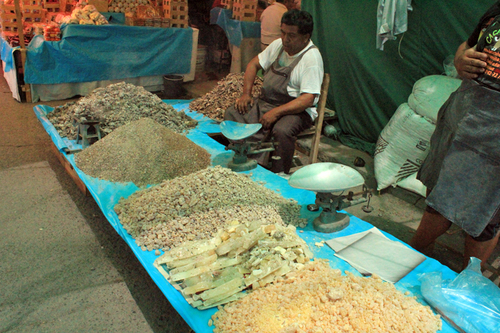 Venta de distintos tipos de copal en el mercado de Tepalcingo, Morelos, México.  Georgina Soto